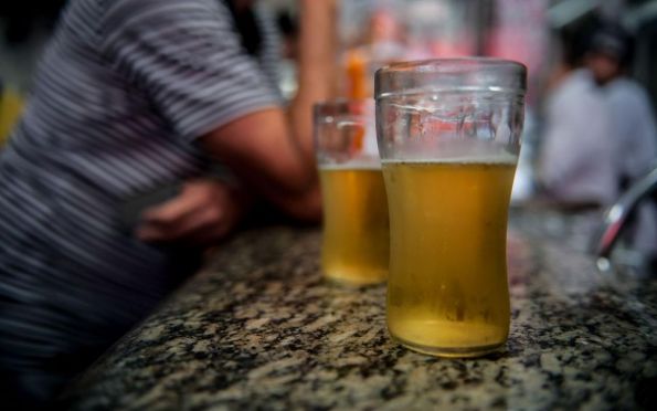 Dia de Combate ao Alcoolismo: médicos alertam sobre danos à saúde