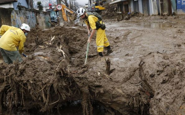 EUA ajudarão com R$ 520 mil famílias atingidas por chuva em Petrópolis