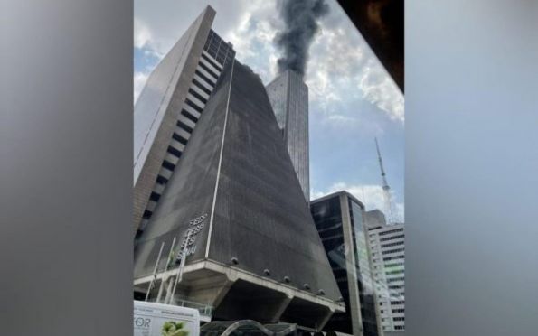 Incêndio atinge prédio na Avenida Paulista, em São Paulo