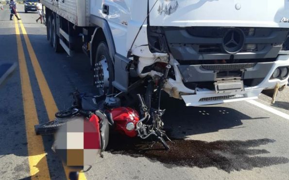 Motociclista morre em acidente envolvendo carreta na BR 235, em Itabaiana