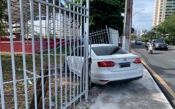 Motorista derruba grade de escola na avenida Hermes Fontes, em Aracaju