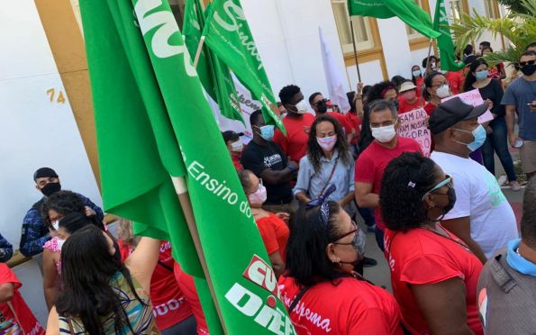 Profissionais da Educação protestam em frente à Câmara de Aracaju