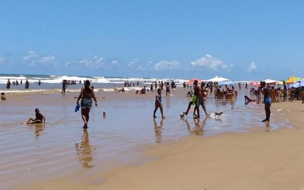 Alta estação: segunda de Carnaval tem praias lotadas no litoral sergipano