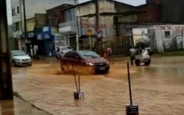 Vazamento causa transtornos para moradores no Santa Maria, em Aracaju