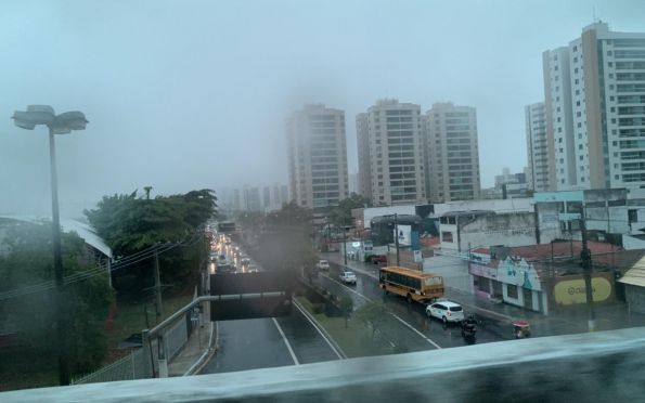 Chove mais de 60 mm em 6 horas e trânsito fica travado em Aracaju