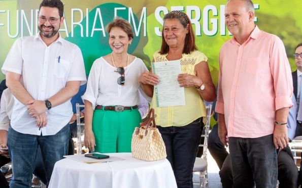 Ministra da Agricultura entrega títulos de propriedade no sertão sergipano