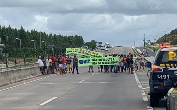 Moradores protestam contra fechamento de retorno na BR-101/SE