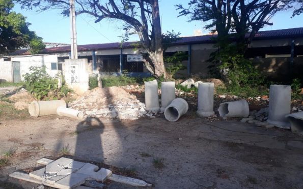 Moradores reclamam da insegurança em obra inacabada no bairro Jabotiana