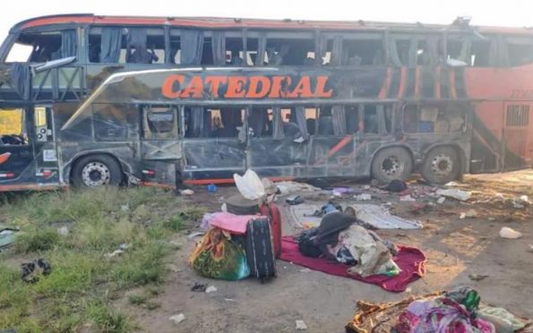 Ônibus tomba e quatro pessoas morrem no interior da Bahia