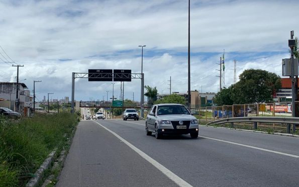 Reparos na pista afetam fluxo de veículos na BR 235, em Aracaju