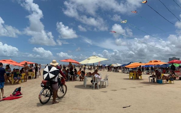 Sem folia, sergipanos e turistas aproveitam último dia de carnaval na praia