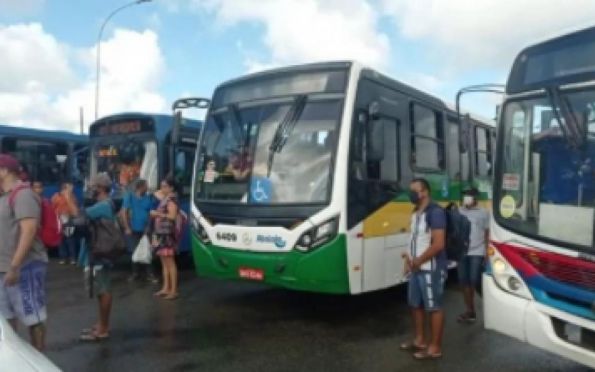 Usuários do transporte coletivo protestam em terminal da zona oeste de Aracaju