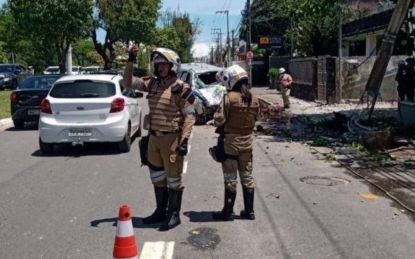 Viatura da Polícia Militar derruba poste na zona sul de Aracaju; veja vídeo