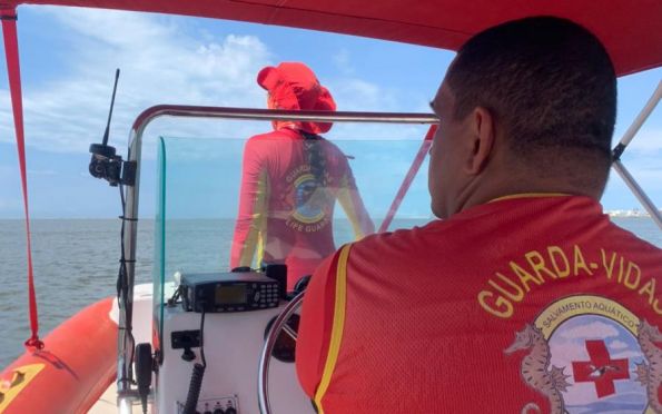 Bombeiros procuram por homem desaparecido na praia dos Artistas, em Aracaju