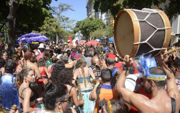 Carnaval fora de época no Rio também tem blocos na rua