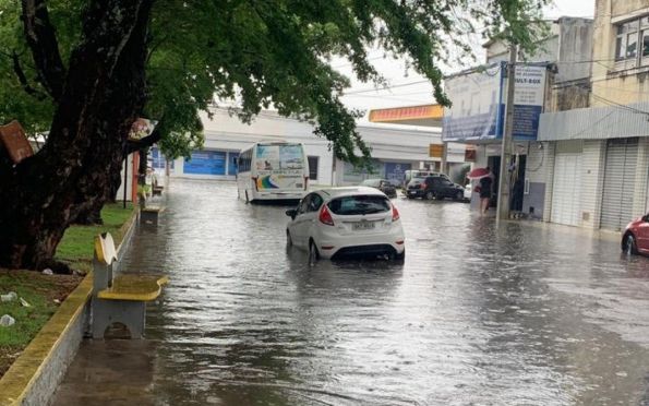 Chuva provoca alagamentos e retenção no trânsito de Aracaju; veja imagens