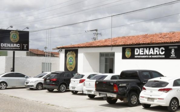 Denarc fecha novo ponto de venda de drogas na frente de escola em Aracaju