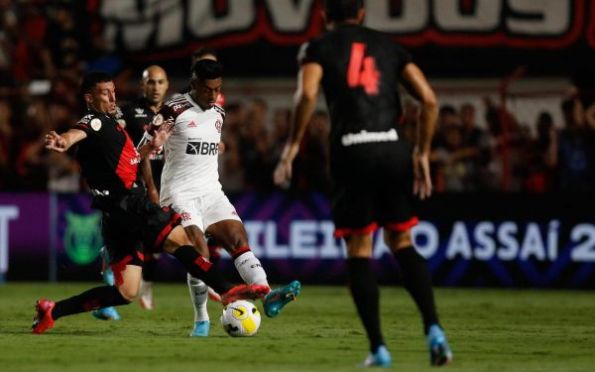 Em jogo agitado, Flamengo empata com Atlético-GO e vê crise aumentar