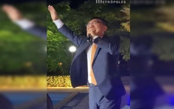 Embaixador da Coreia viraliza ao cantar 'Evidências' em evento