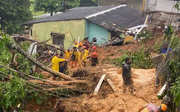 Fortes chuvas deixam ao menos 14 mortos em cidades do Rio de Janeiro