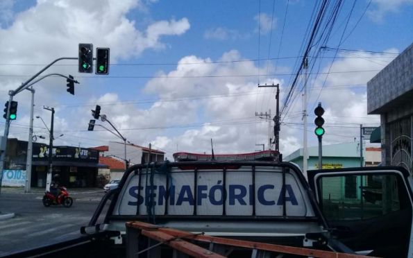 Homem é preso em flagrante tentando furtar cabos de semáforo em Aracaju
