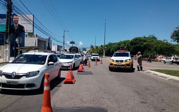 Manifestação bloqueia trânsito na avenida José Carlos Silva, em Aracaju
