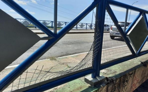Recém-reformado, guarda-corpos da ponte Godofredo Diniz é danificado por vândalos