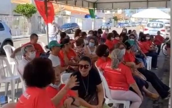 Servidores da Saúde e da Educação de Aracaju protestam em frente à Prefeitura