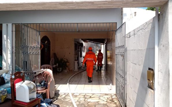 Sobrado de residência pega fogo no bairro Salgado Filho, em Aracaju