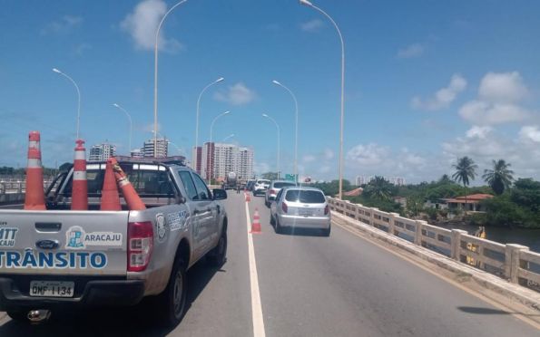 Trânsito sobre a ponte do Rio Poxim, em Aracaju, fica em meia pista
