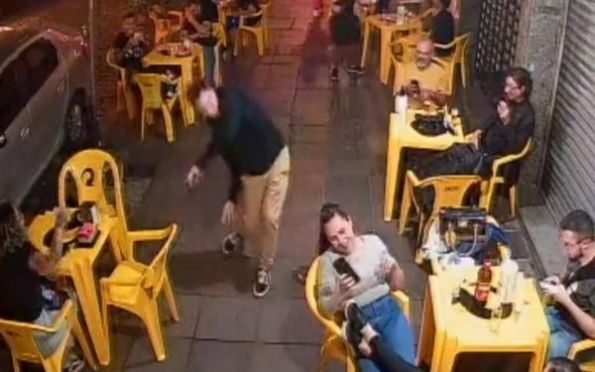 Vídeo: homem é “atacado” por barata em bar e reação viraliza nas redes