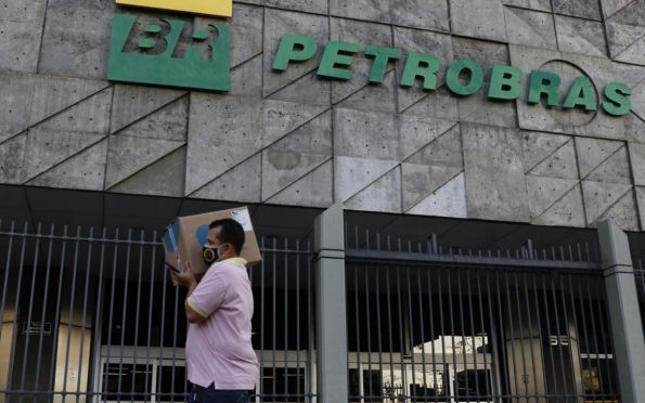 Manhã tem queda em ações da Petrobras com anúncio da troca no comando