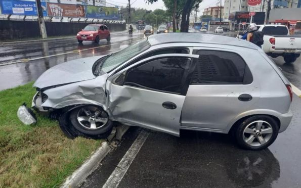 Motorista embriagado bate veículo num poste em Aracaju