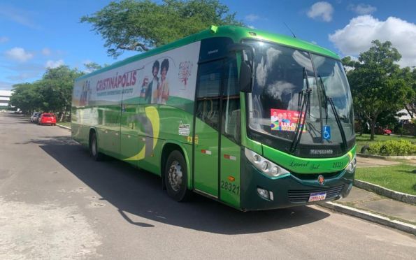 Ônibus com marca da Prefeitura de Cristinápolis é usado em ato com Lula em SE