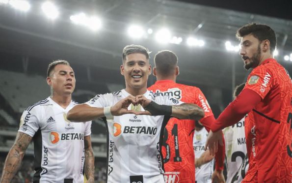 Atlético-MG vence Botafogo e lidera momentaneamente o Brasileirão
