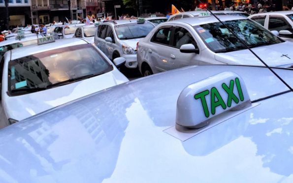 Auxílio a taxistas começa a ser pago em 16 de agosto. Veja regras