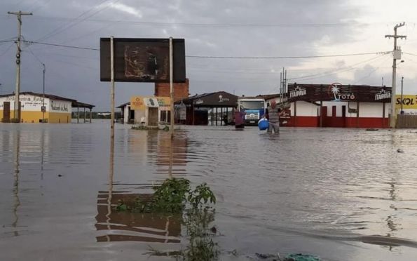 Cheia do Rio São Francisco provoca enchente em Telha (SE)
