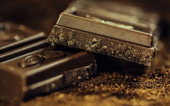 Chocolate reduz a pressão arterial e protege o coração, diz estudo