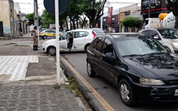 Colisão entre dois veículos atinge um poste na zona norte de Aracaju