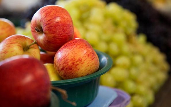 Comer 3 porções de frutas por dia melhora saúde mental, sugere estudo