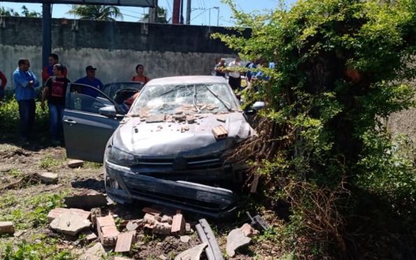 Condutor perde controle do veículo e atravessa muro da Codise em Aracaju