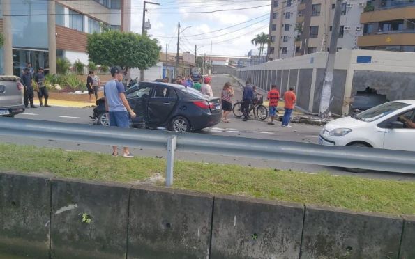 Condutor perde o controle do volante e bate carro num muro em Aracaju