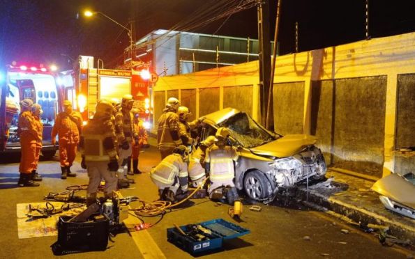 Homem morre após bater veículo em muro e poste em Aracaju 