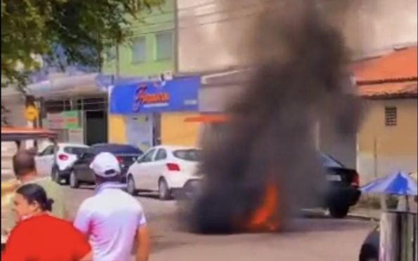 Motocicleta pega fogo no bairro Siqueira Campos, em Aracaju
