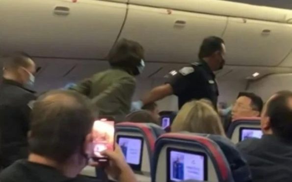 Vídeo: homem agride comissária e voo que saiu de SP faz pouso forçado