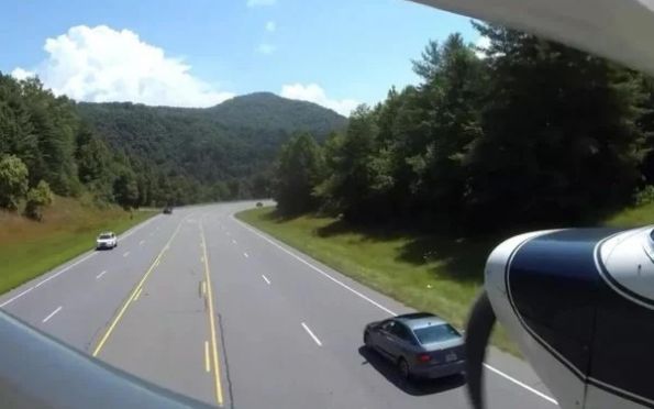 Vídeo: piloto filma pouso de emergência em estrada nos Estados Unidos