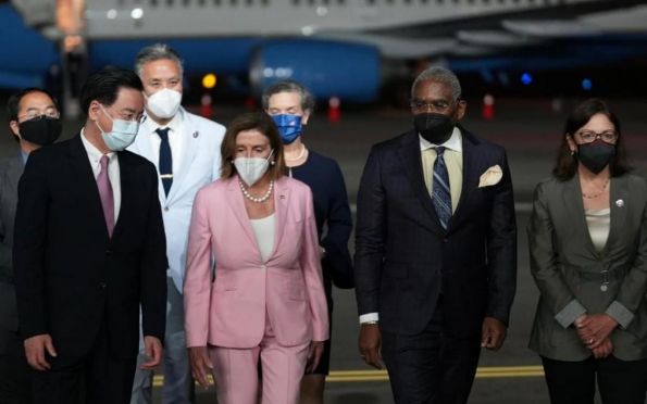 EUA “brinca com fogo”, diz China sobre ida de Nancy Pelosi a Taiwan