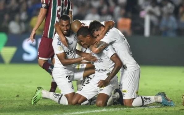 Fluminense vira em dois minutos, mas Santos arranca empate na Vila