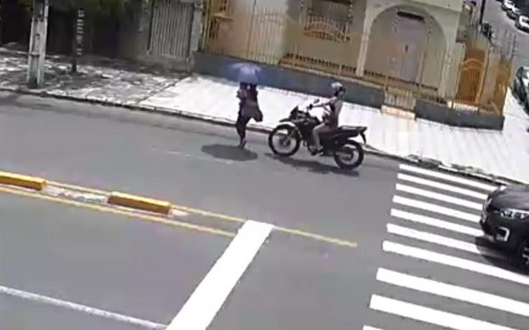 Motocicleta atropela mulher com criança no colo em Aracaju