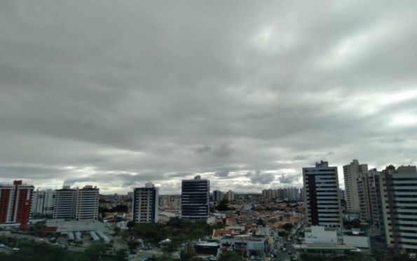 Tempo nublado e chuvas leves predominam no fim de semana em Sergipe